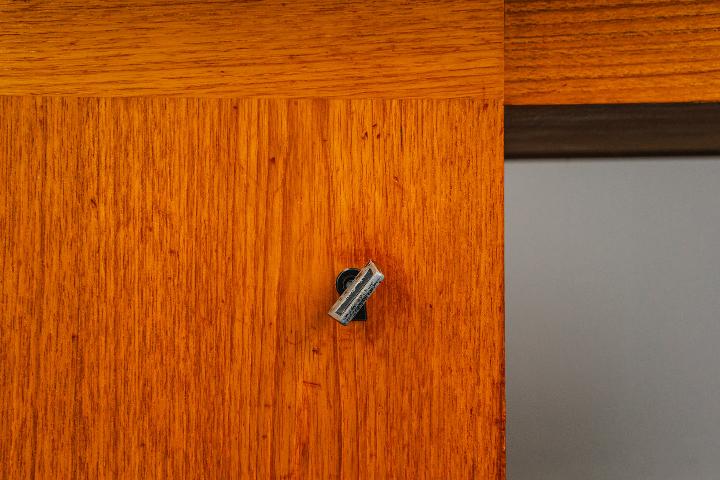 Schlichter Mid-Century Schreibtisch
