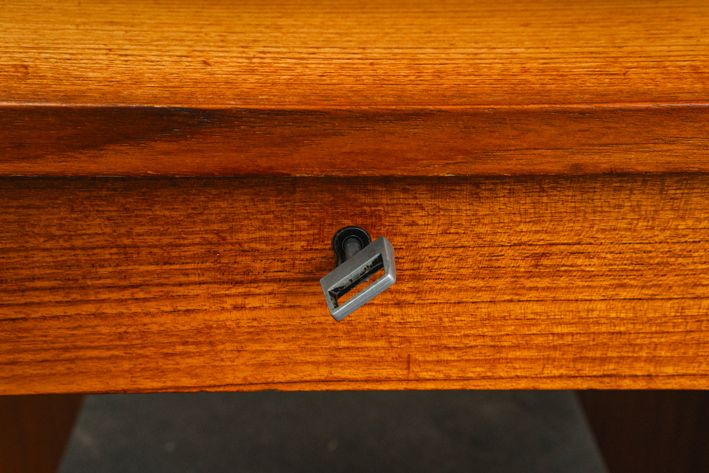 Schlichter Mid-Century Schreibtisch