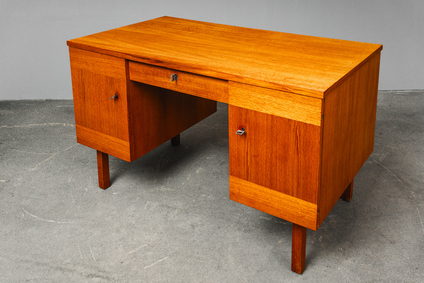 Schlichter Mid-Century Schreibtisch
