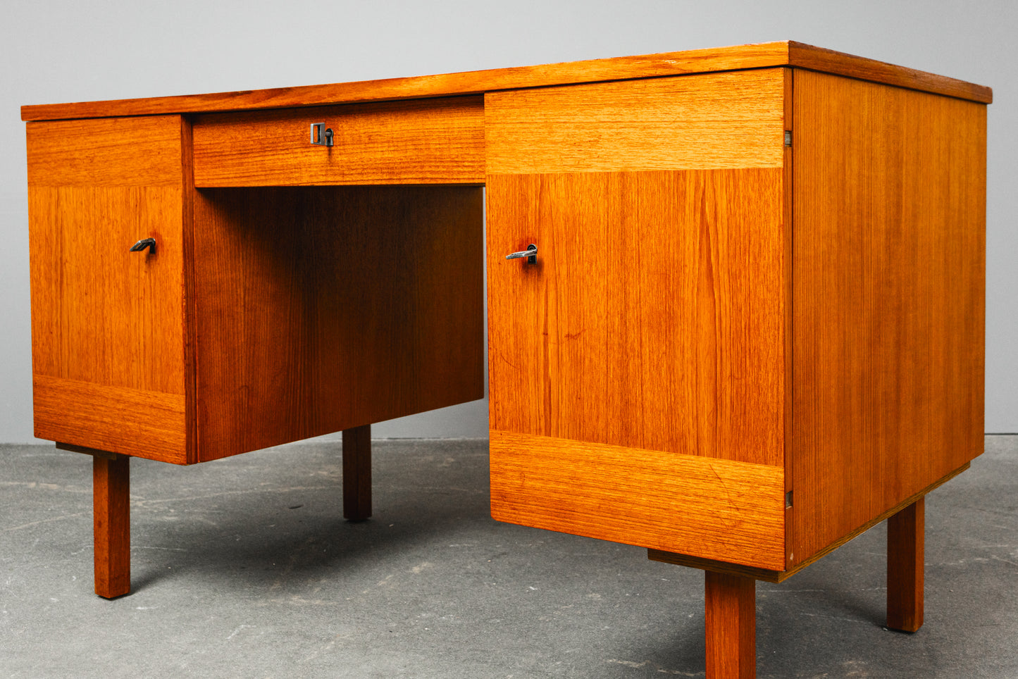 Schlichter Mid-Century Schreibtisch
