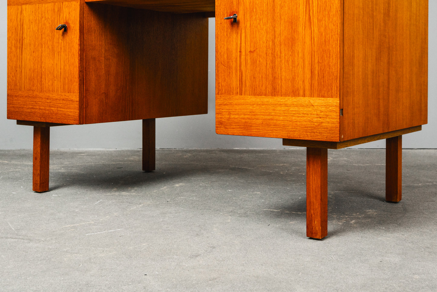 Schlichter Mid-Century Schreibtisch