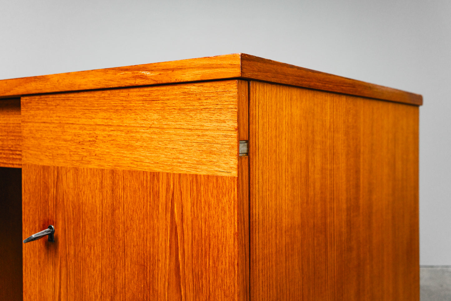 Schlichter Mid-Century Schreibtisch