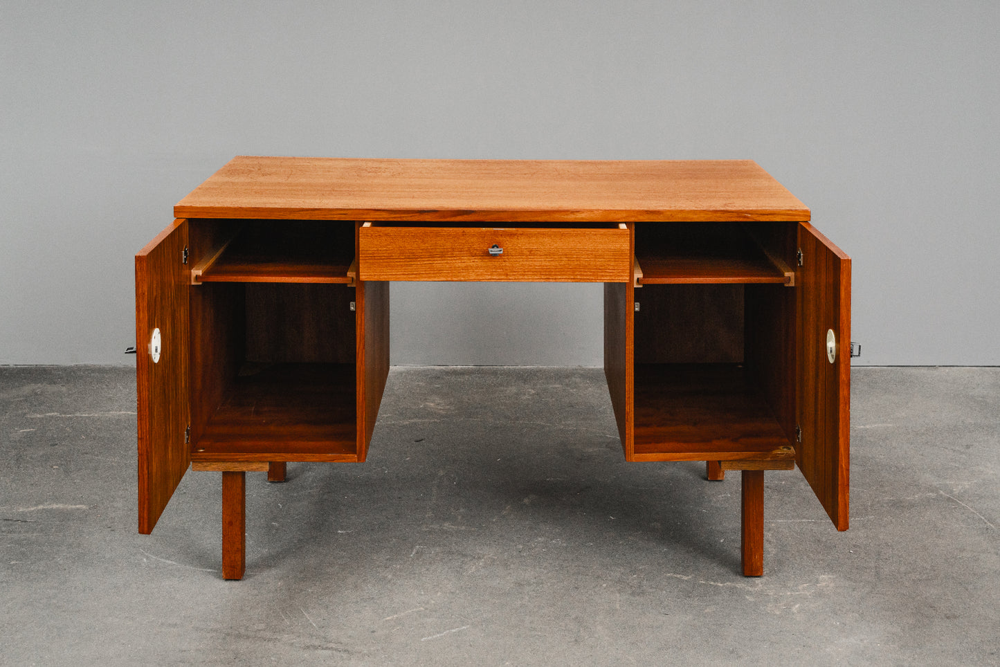 Schlichter Mid-Century Schreibtisch