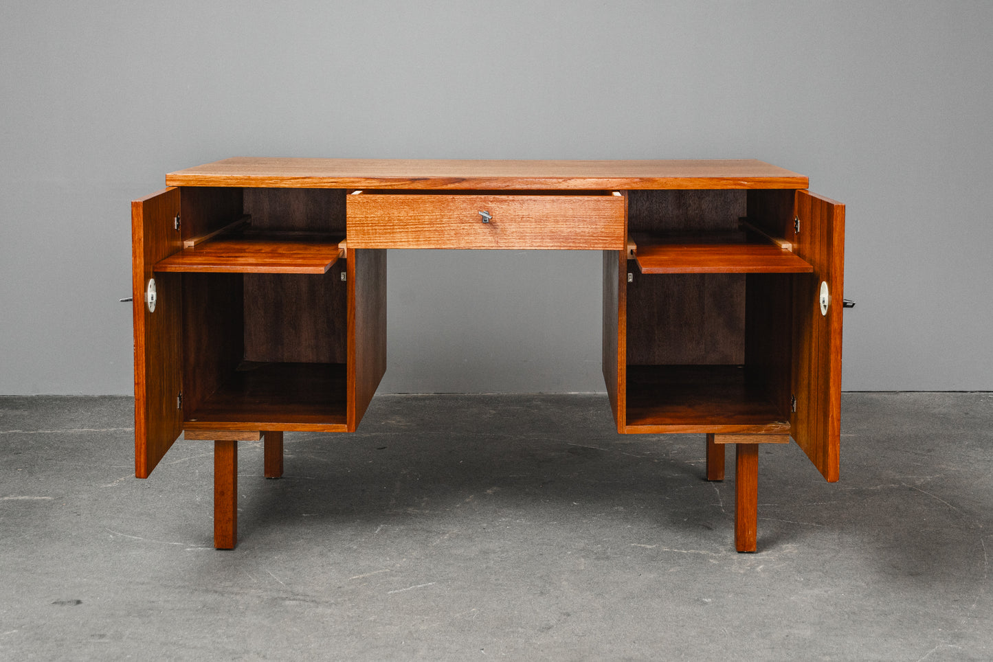Schlichter Mid-Century Schreibtisch