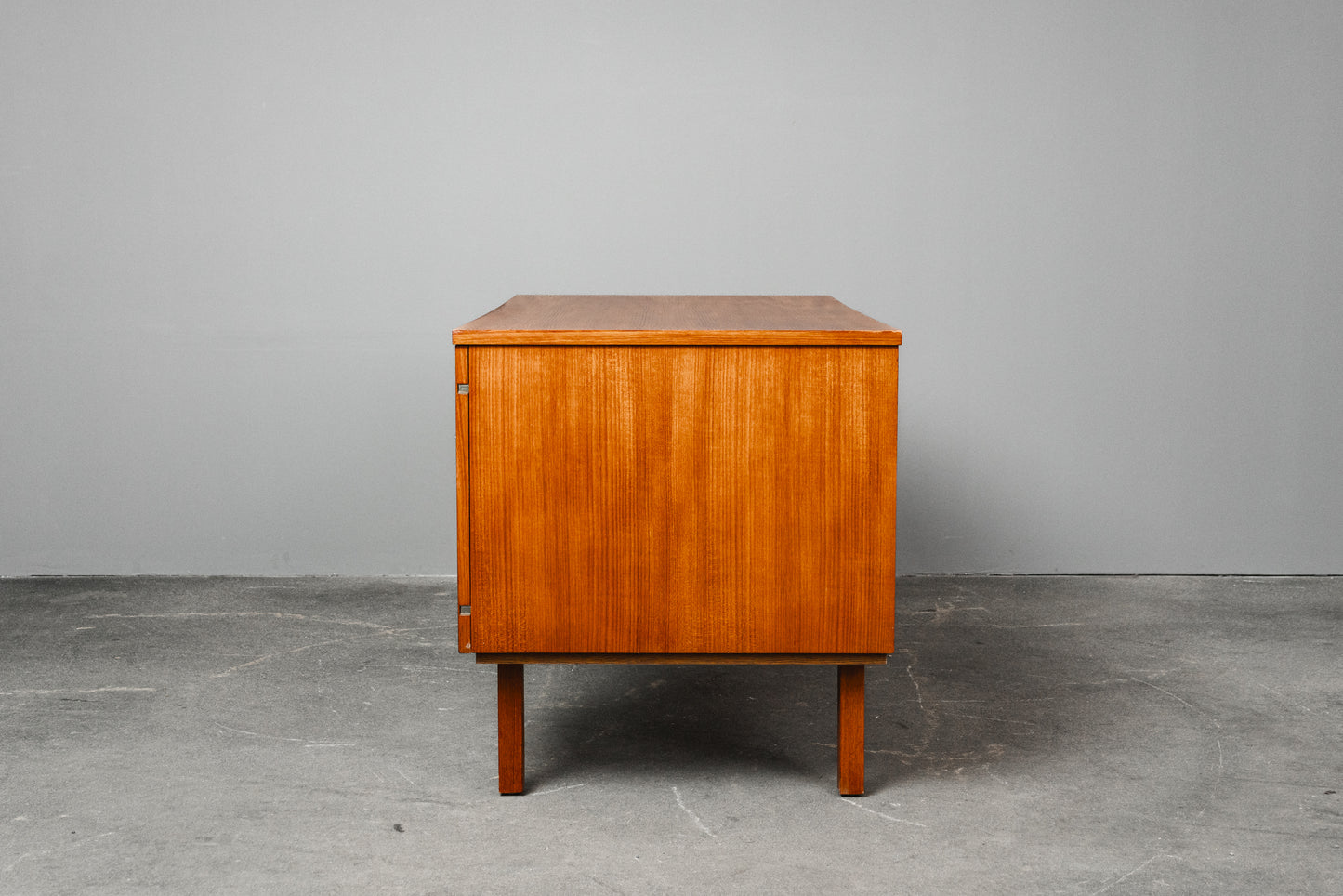 Schlichter Mid-Century Schreibtisch