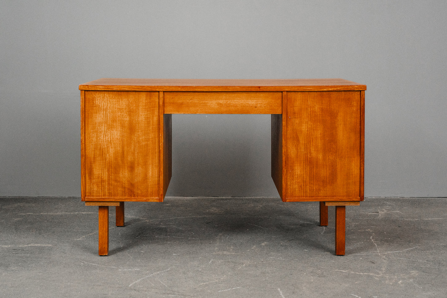 Schlichter Mid-Century Schreibtisch