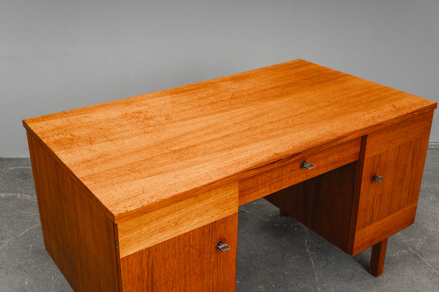 Schlichter Mid-Century Schreibtisch