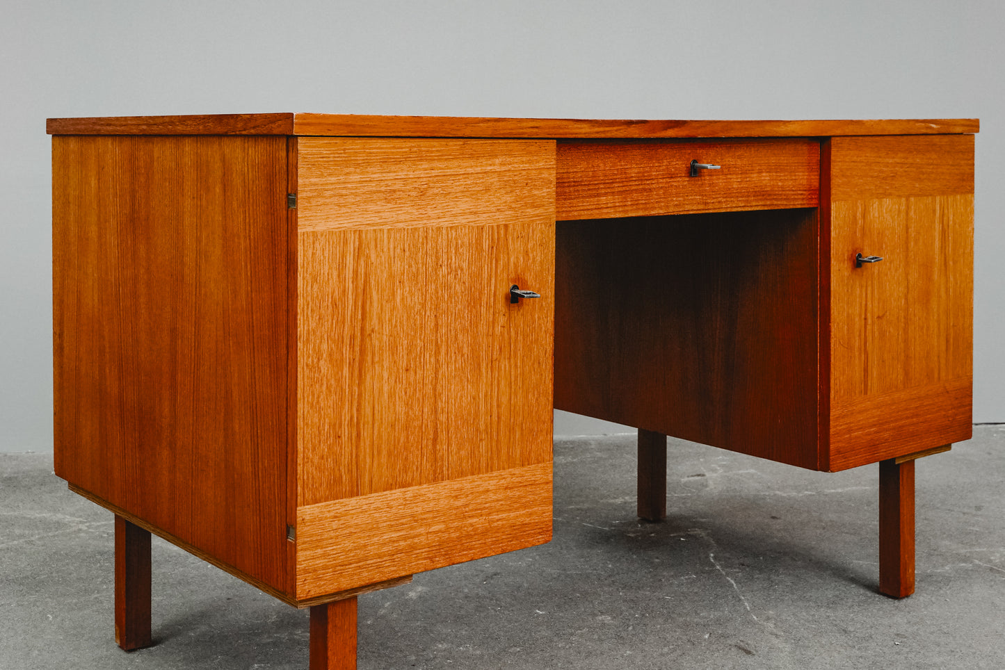 Schlichter Mid-Century Schreibtisch