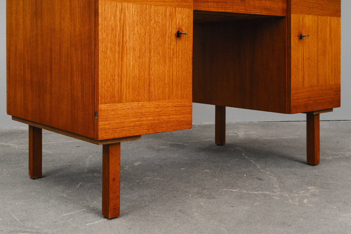 Schlichter Mid-Century Schreibtisch