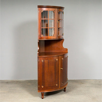 Elegante Eckvitrine im Antik-Stil