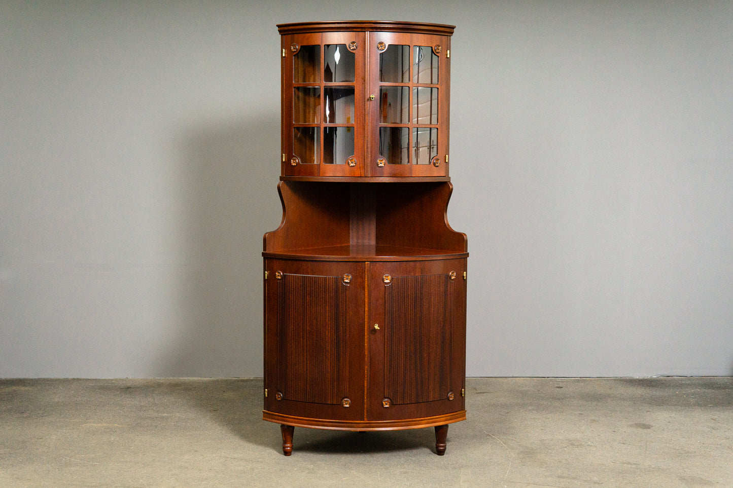 Elegante Eckvitrine im Antik-Stil