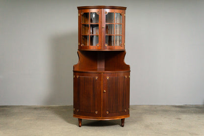 Elegante Eckvitrine im Antik-Stil