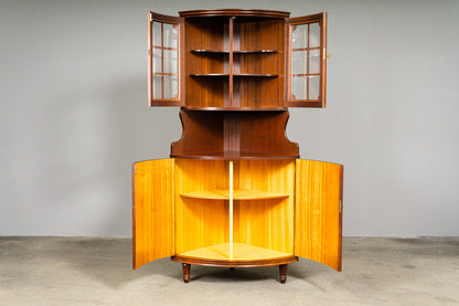 Elegante Eckvitrine im Antik-Stil