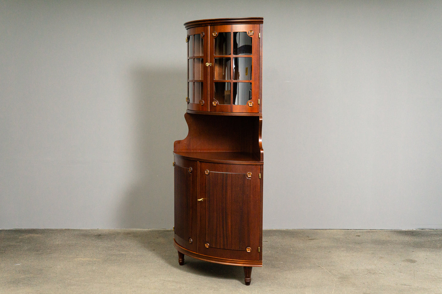Elegante Eckvitrine im Antik-Stil