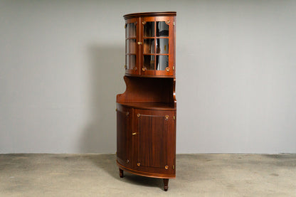 Elegante Eckvitrine im Antik-Stil