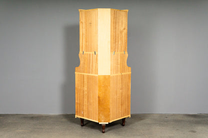 Elegante Eckvitrine im Antik-Stil