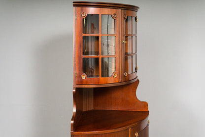 Elegante Eckvitrine im Antik-Stil
