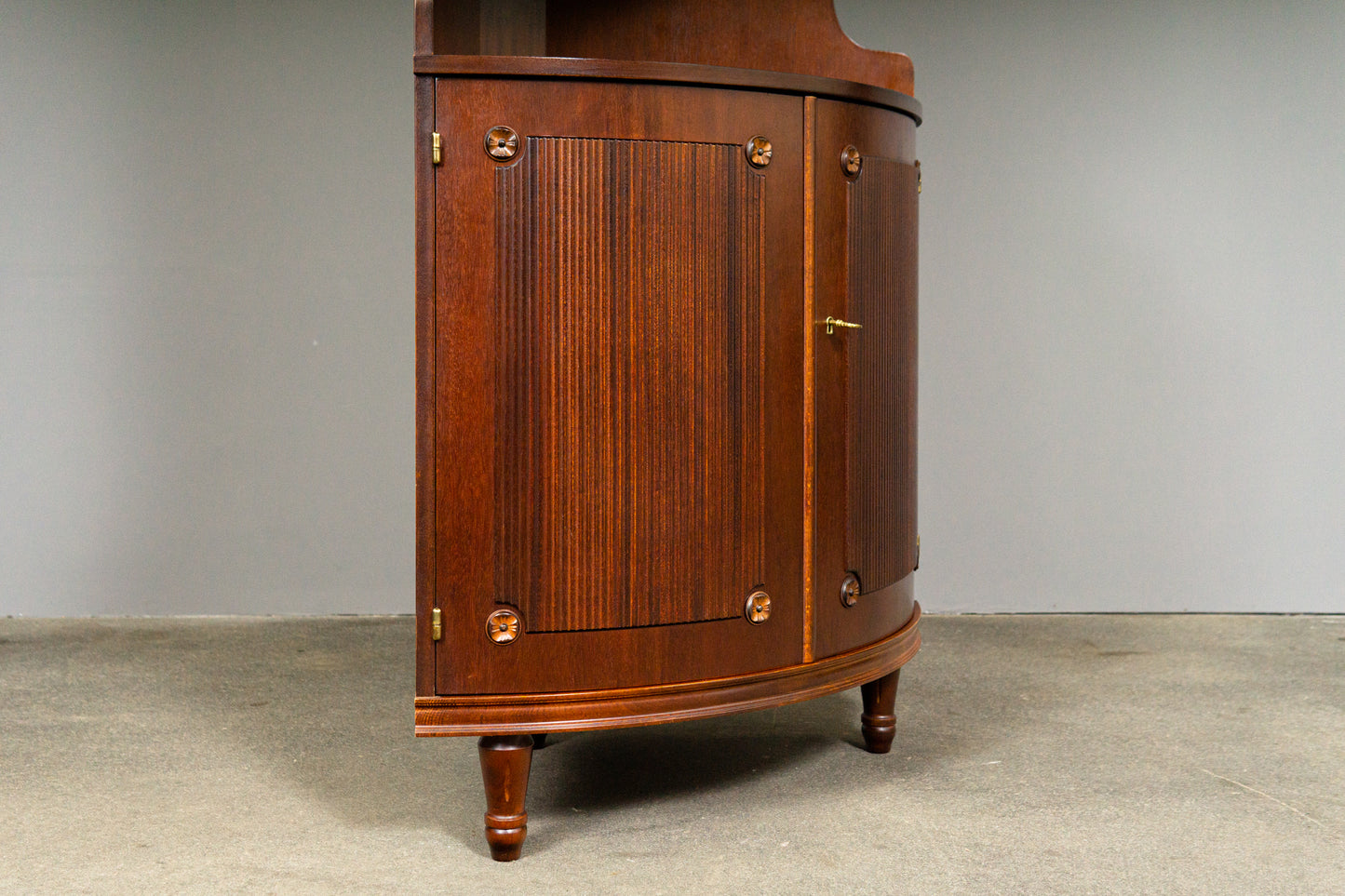 Elegante Eckvitrine im Antik-Stil