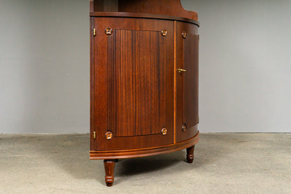 Elegante Eckvitrine im Antik-Stil