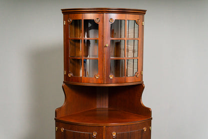 Elegante Eckvitrine im Antik-Stil