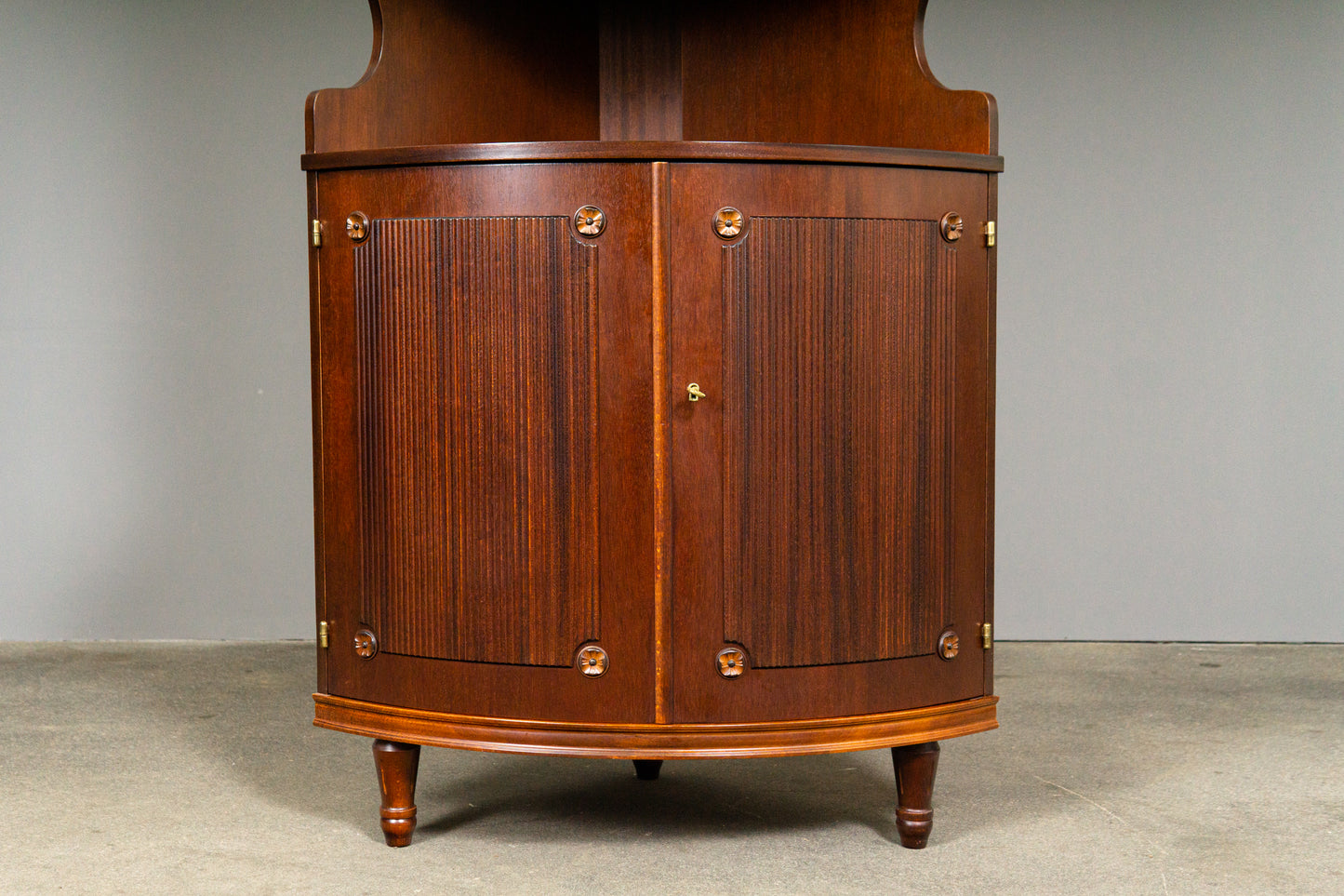 Elegante Eckvitrine im Antik-Stil