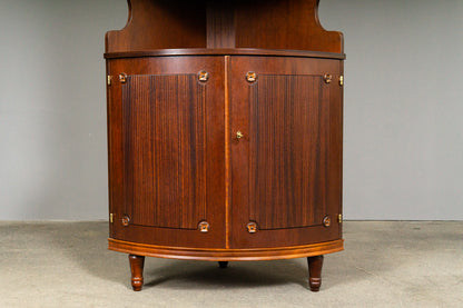 Elegante Eckvitrine im Antik-Stil