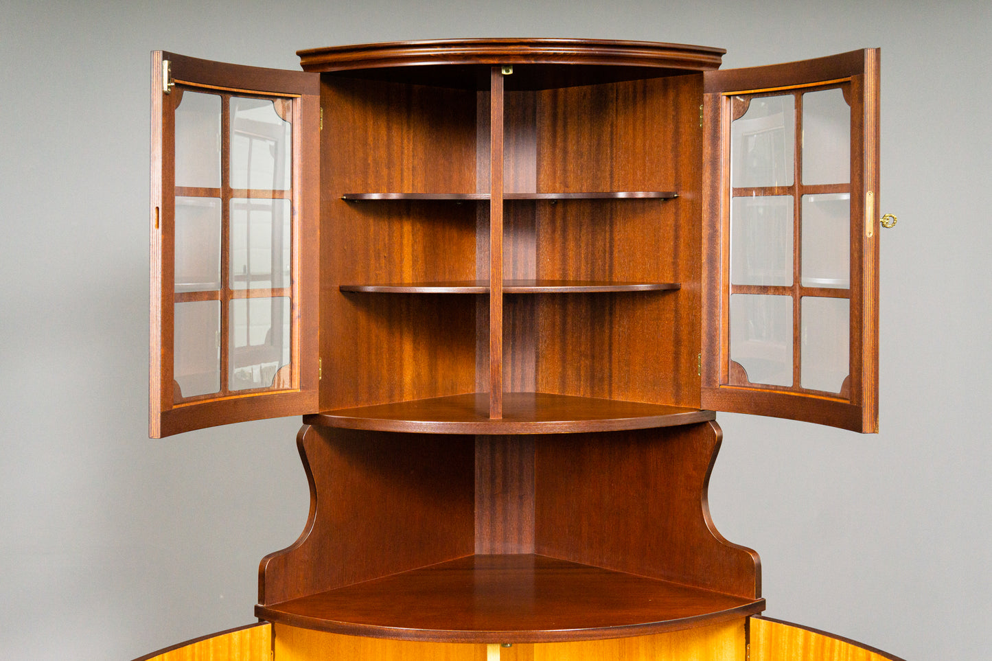 Elegante Eckvitrine im Antik-Stil