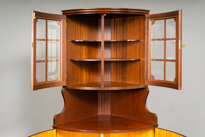 Elegante Eckvitrine im Antik-Stil