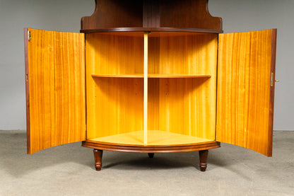 Elegante Eckvitrine im Antik-Stil