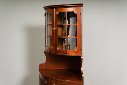 Elegante Eckvitrine im Antik-Stil
