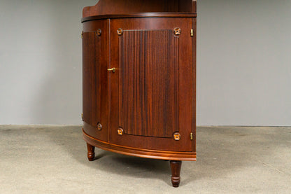 Elegante Eckvitrine im Antik-Stil