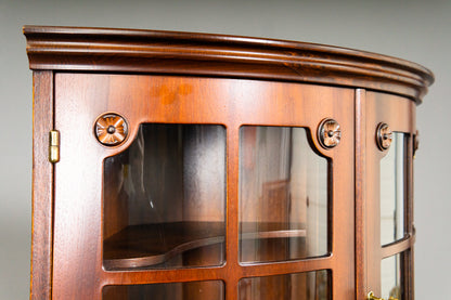 Elegante Eckvitrine im Antik-Stil