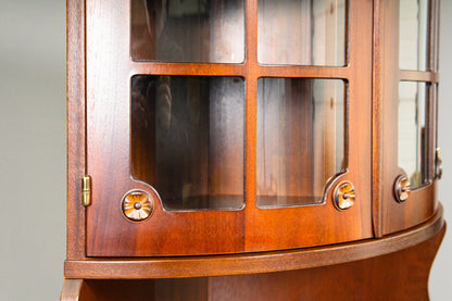 Elegante Eckvitrine im Antik-Stil