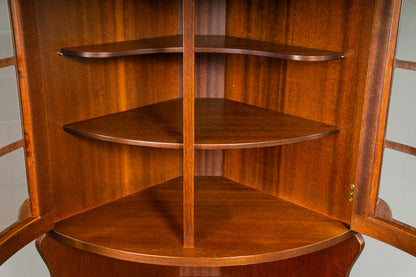 Elegante Eckvitrine im Antik-Stil