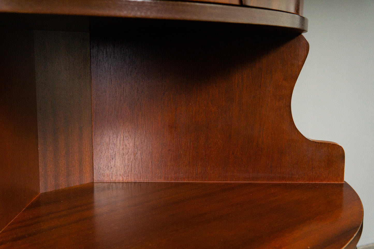 Elegante Eckvitrine im Antik-Stil