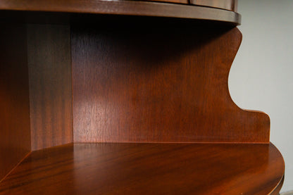 Elegante Eckvitrine im Antik-Stil