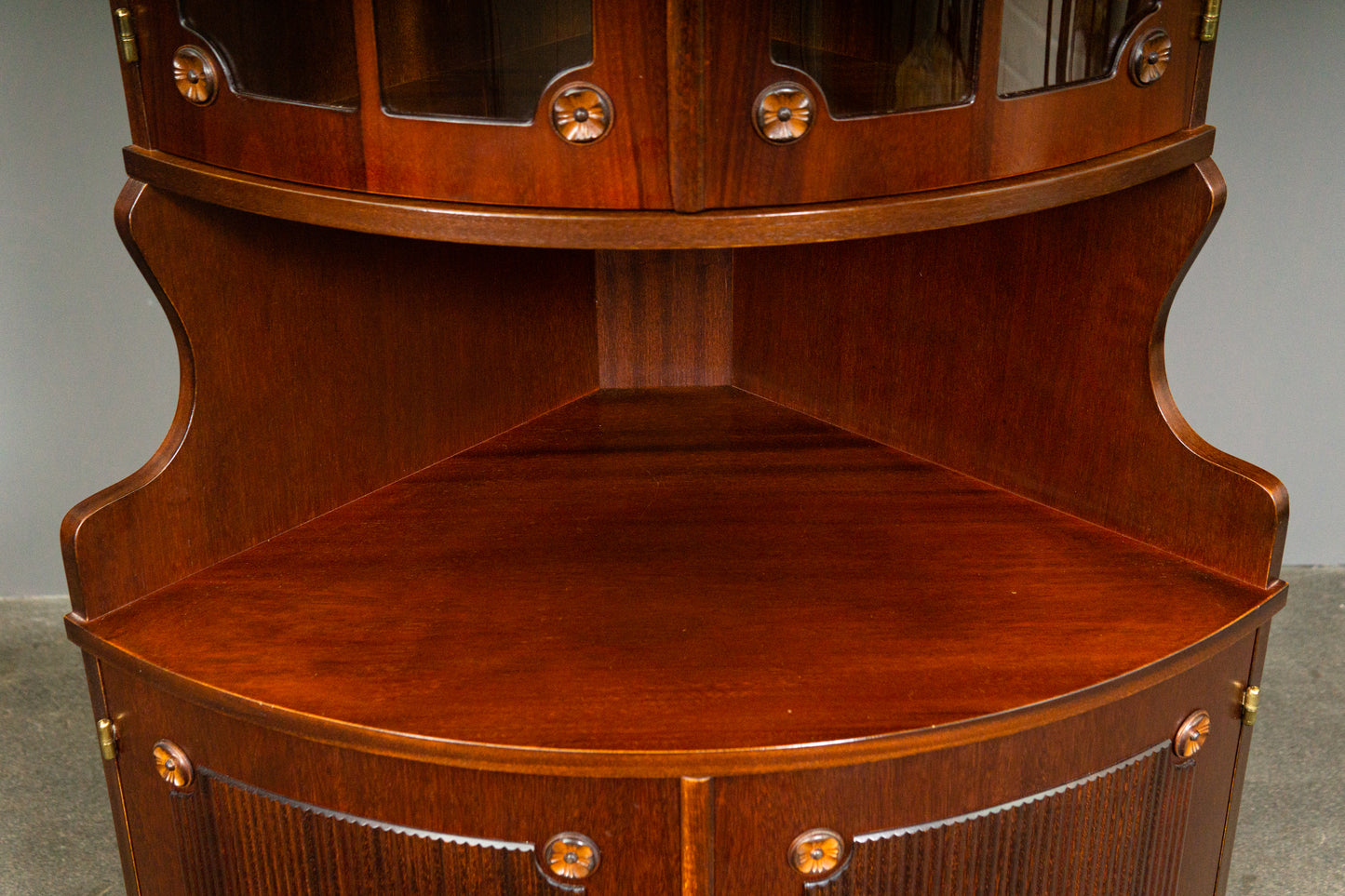 Elegante Eckvitrine im Antik-Stil