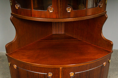 Elegante Eckvitrine im Antik-Stil