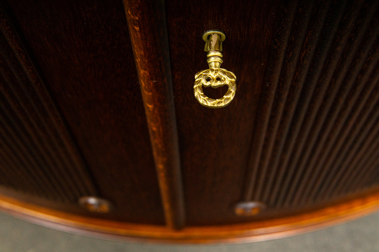 Elegante Eckvitrine im Antik-Stil