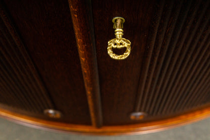Elegante Eckvitrine im Antik-Stil