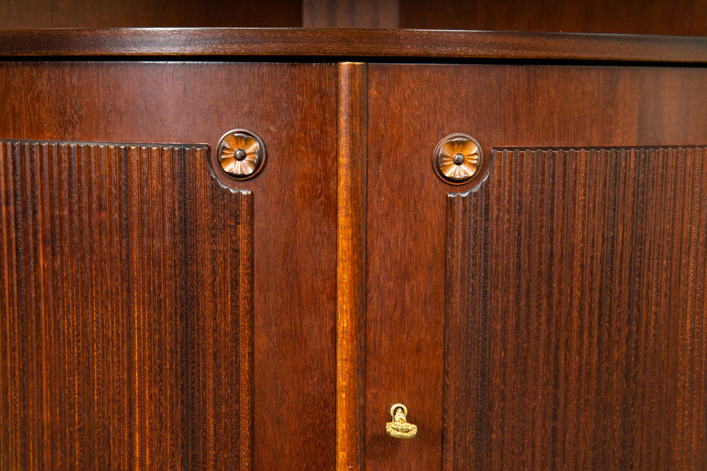 Elegante Eckvitrine im Antik-Stil