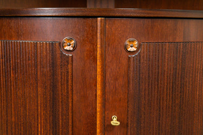 Elegante Eckvitrine im Antik-Stil