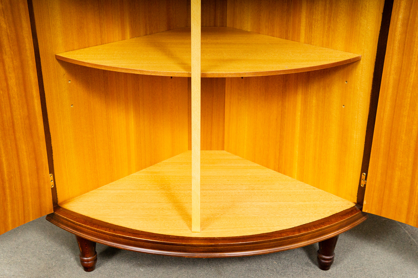 Elegante Eckvitrine im Antik-Stil