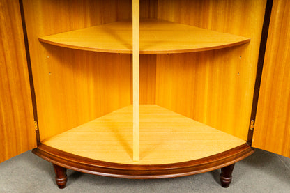 Elegante Eckvitrine im Antik-Stil