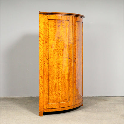 Biedermeier Eckschrank in Birke - 1.Hälfte des 19.Jahrhunderts