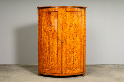 Biedermeier Eckschrank in Birke - 1.Hälfte des 19.Jahrhunderts