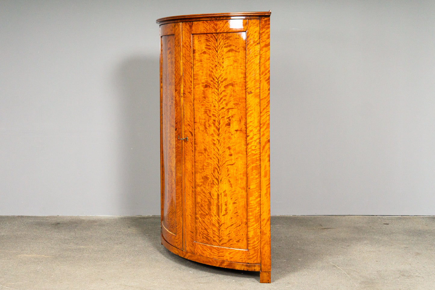 Biedermeier Eckschrank in Birke - 1.Hälfte des 19.Jahrhunderts