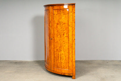 Biedermeier Eckschrank in Birke - 1.Hälfte des 19.Jahrhunderts