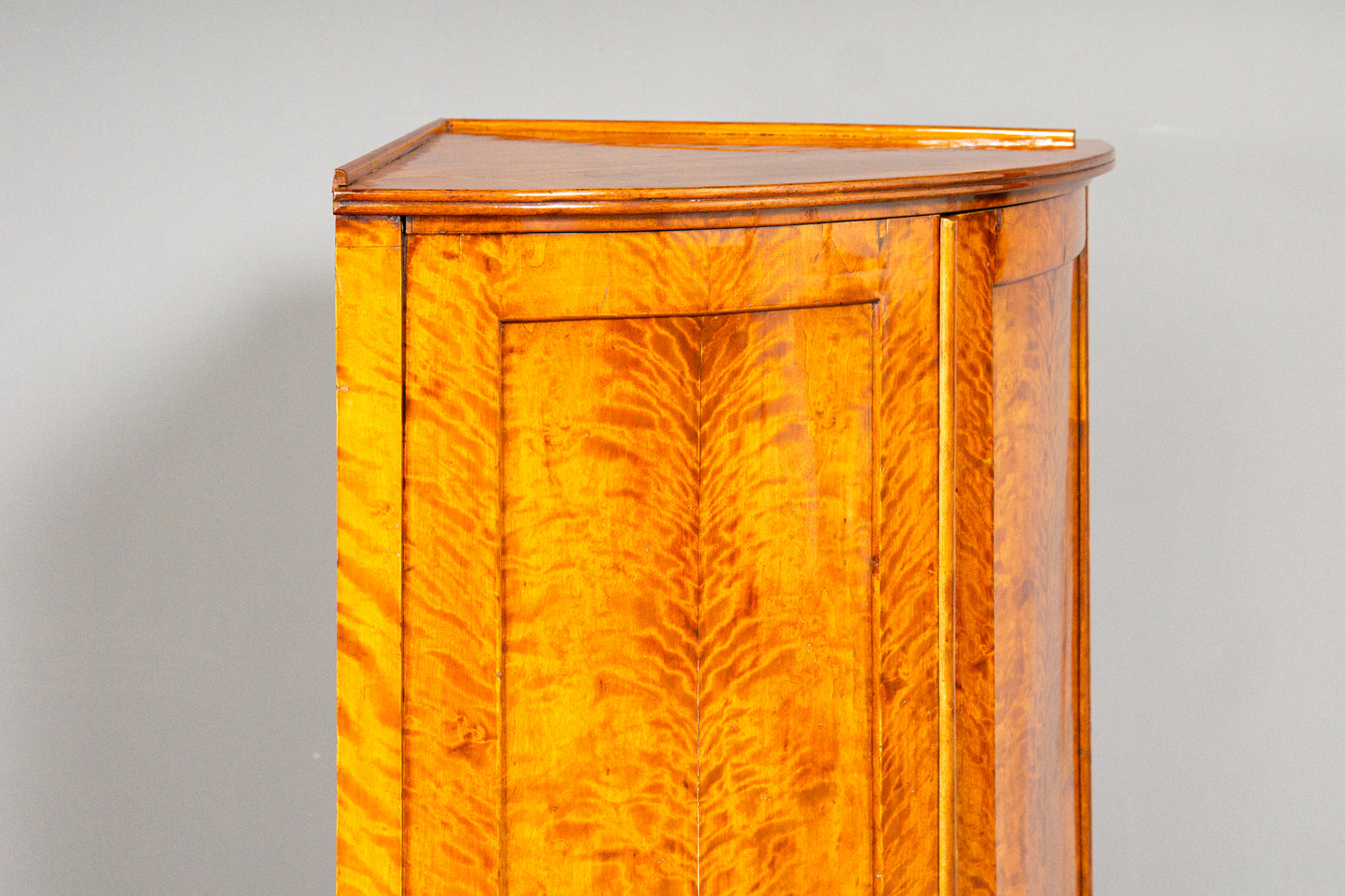 Biedermeier Eckschrank in Birke - 1.Hälfte des 19.Jahrhunderts