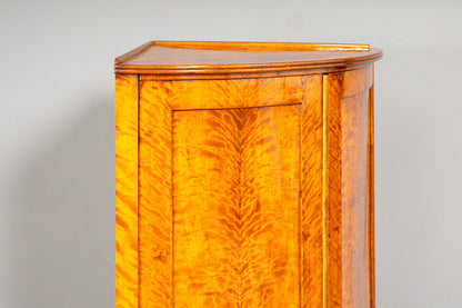 Biedermeier Eckschrank in Birke - 1.Hälfte des 19.Jahrhunderts